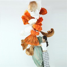 Umjetnička instalacija narančaste papira