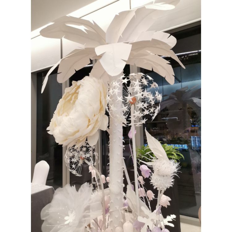 Veliko papirnato kokosovo drvo